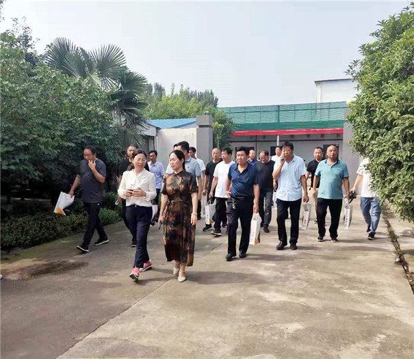 觀摩團(tuán)參觀固德威機(jī)械生產(chǎn)車間