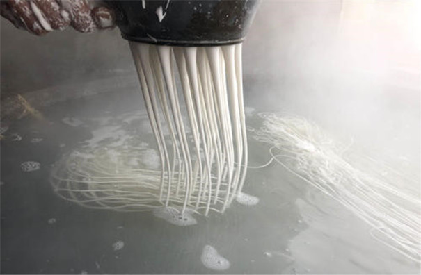 仿手工紅薯粉條機(jī)生產(chǎn)線是怎樣加工粉條的？漏瓢環(huán)節(jié)有哪些講究？